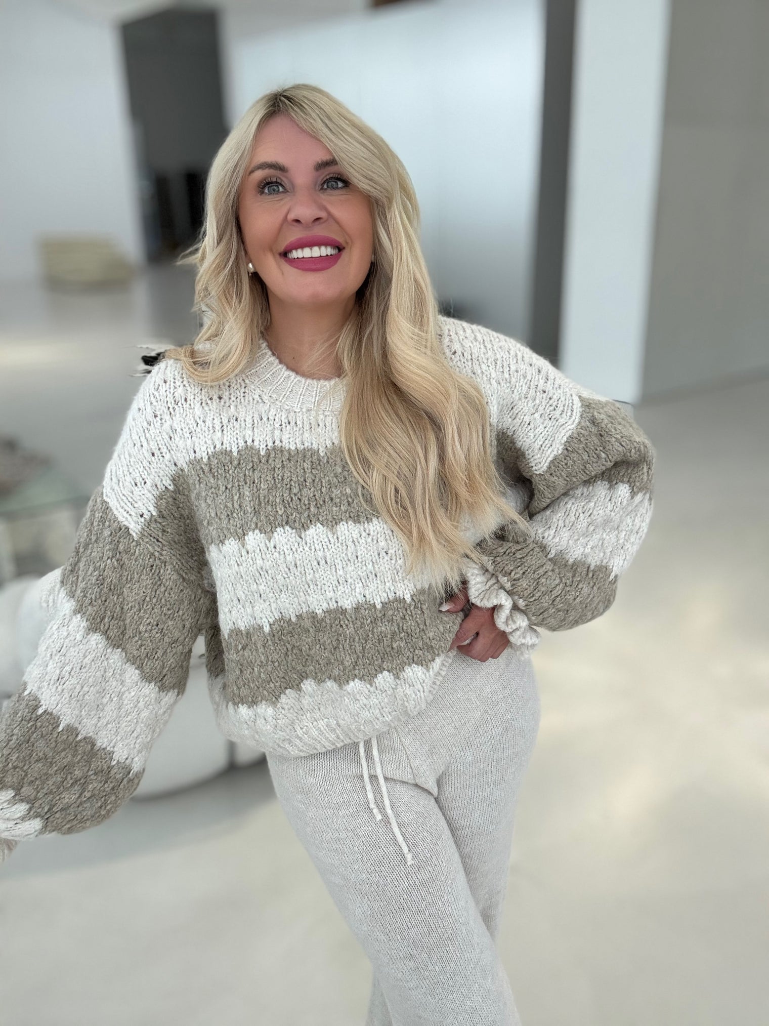 Kuschelweicher Strickpullover SOFT TAUPE weiß