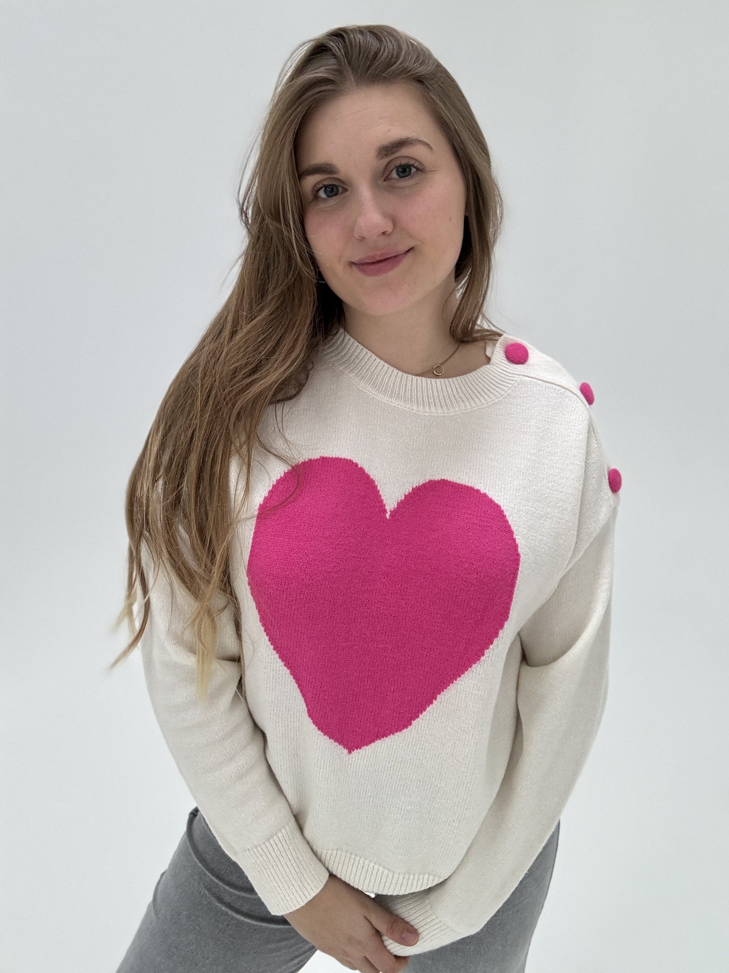 Pullover creme mit großem Herz & Knöpfen an der Schulter in pink