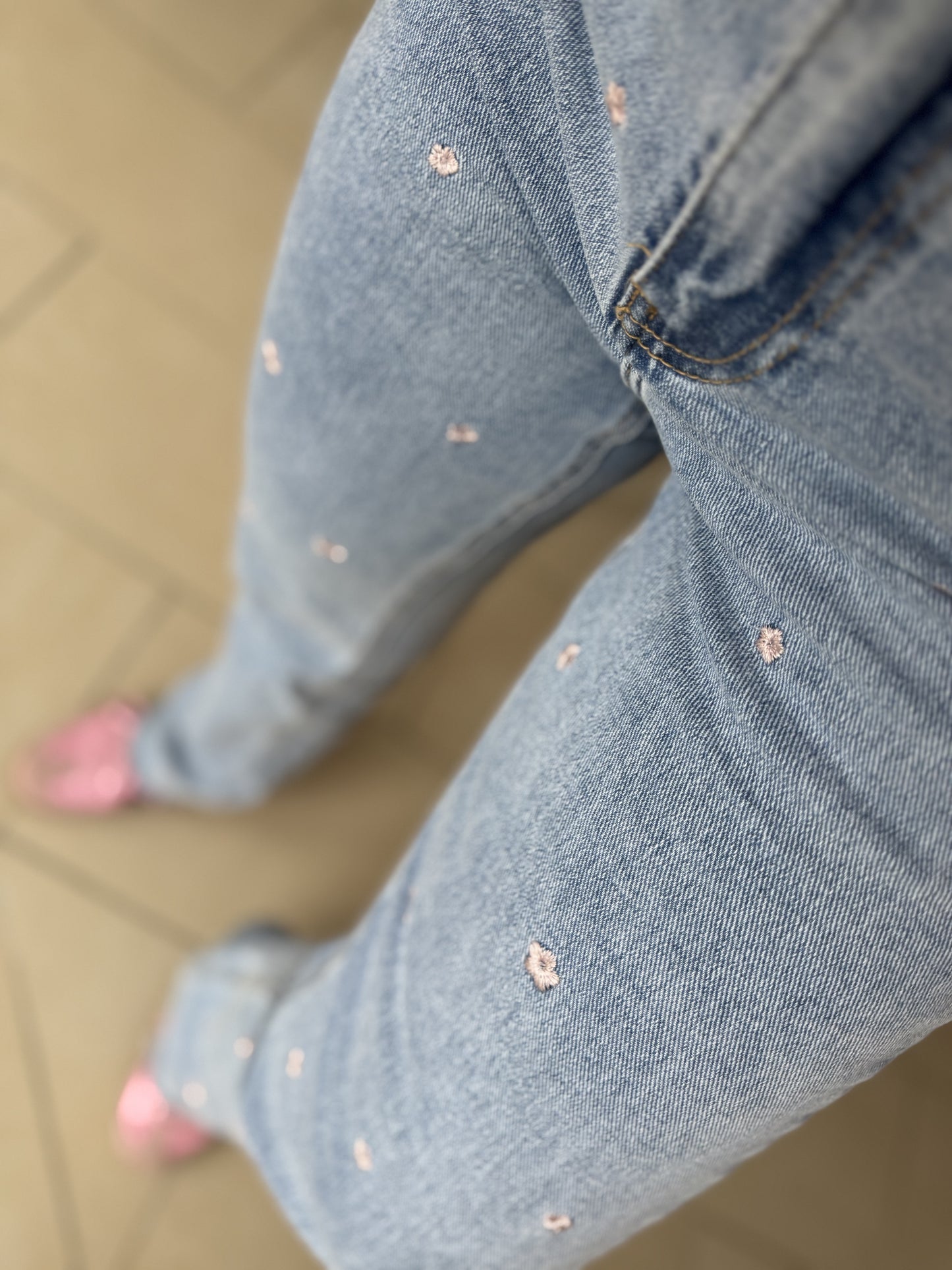 Stretch Straight Leg Jeans mit Blümchen in rosa 7001-RD2675