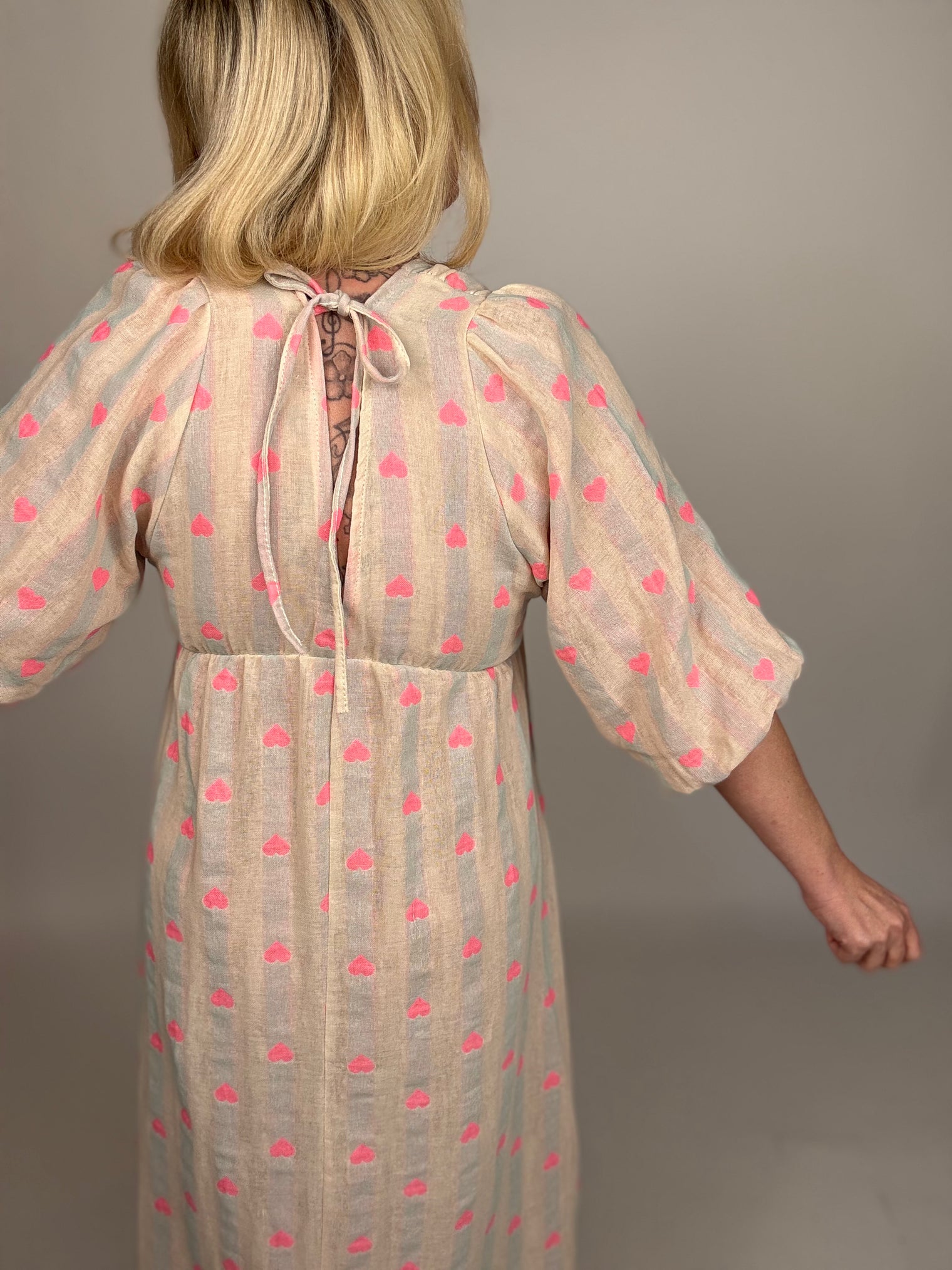 Leinen Kleid HEART ALARM creme/pastell blau mit HERZEN pink