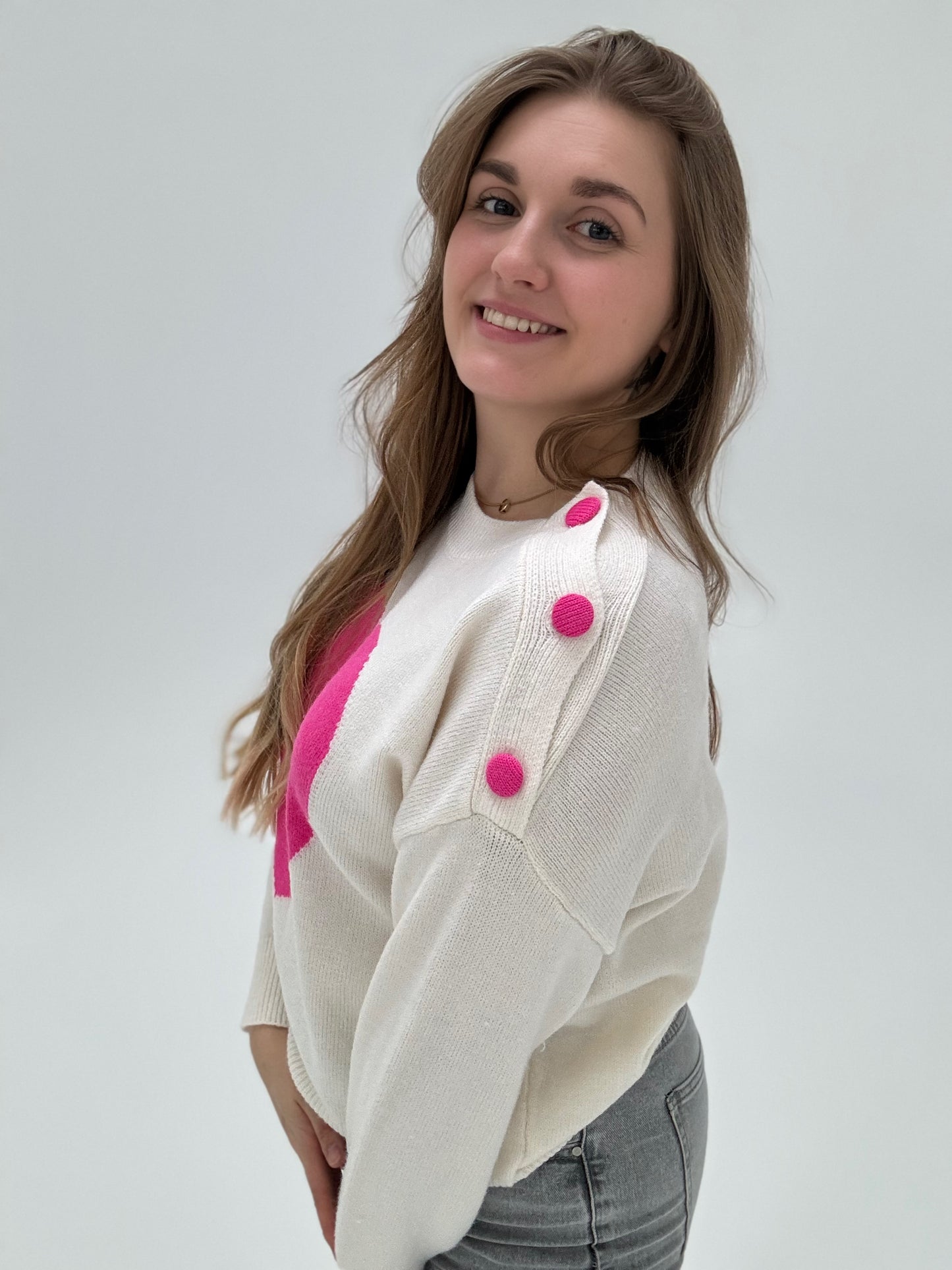 Pullover creme mit großem Herz & Knöpfen an der Schulter in pink