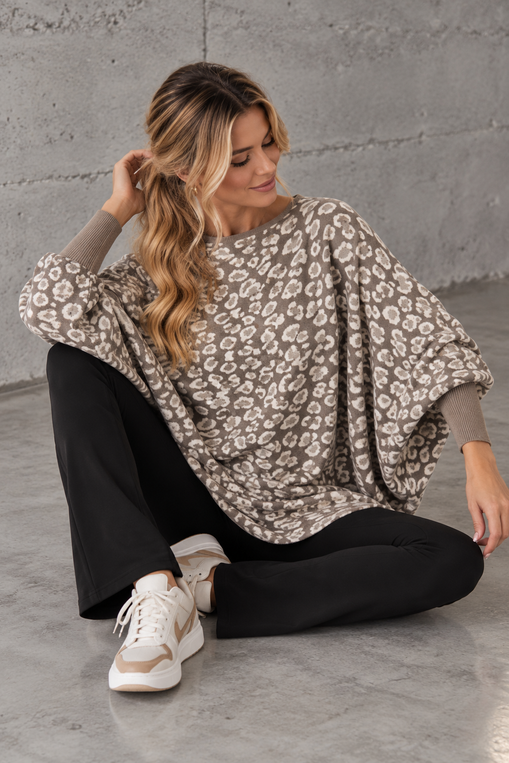 Feinstrick Fledermauspullover im LEO Style taupe/weiß