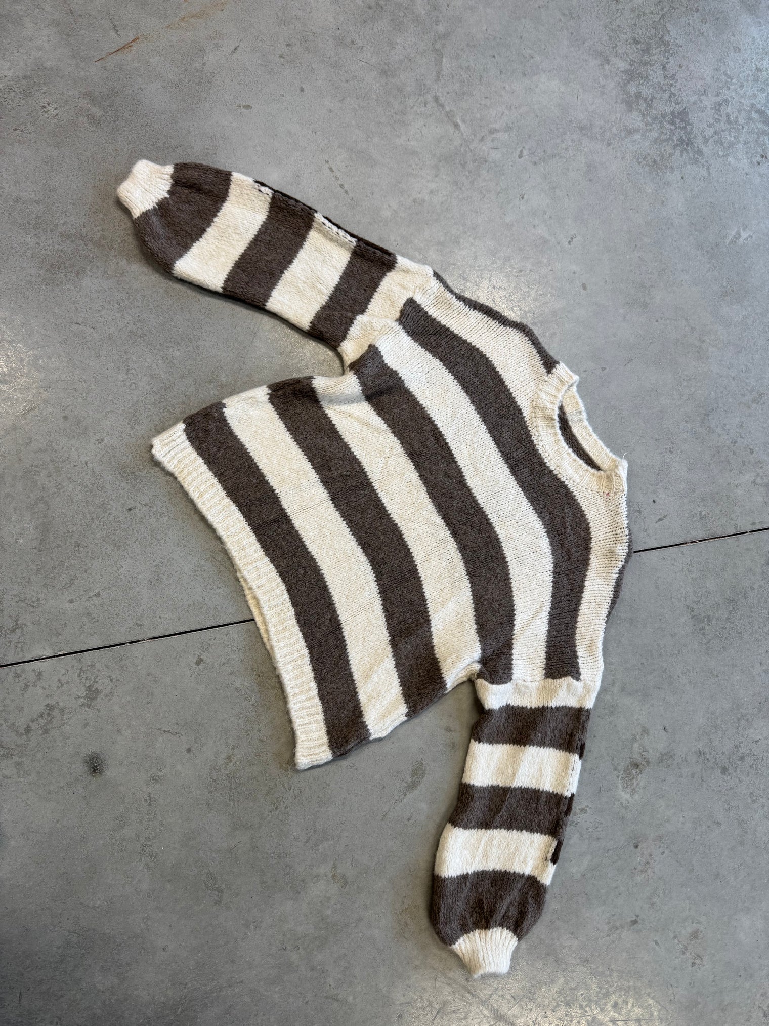 Kuschelweicher Strickpullover mit Rückenprint NAMASTE Gestreift Creme/Taupe
