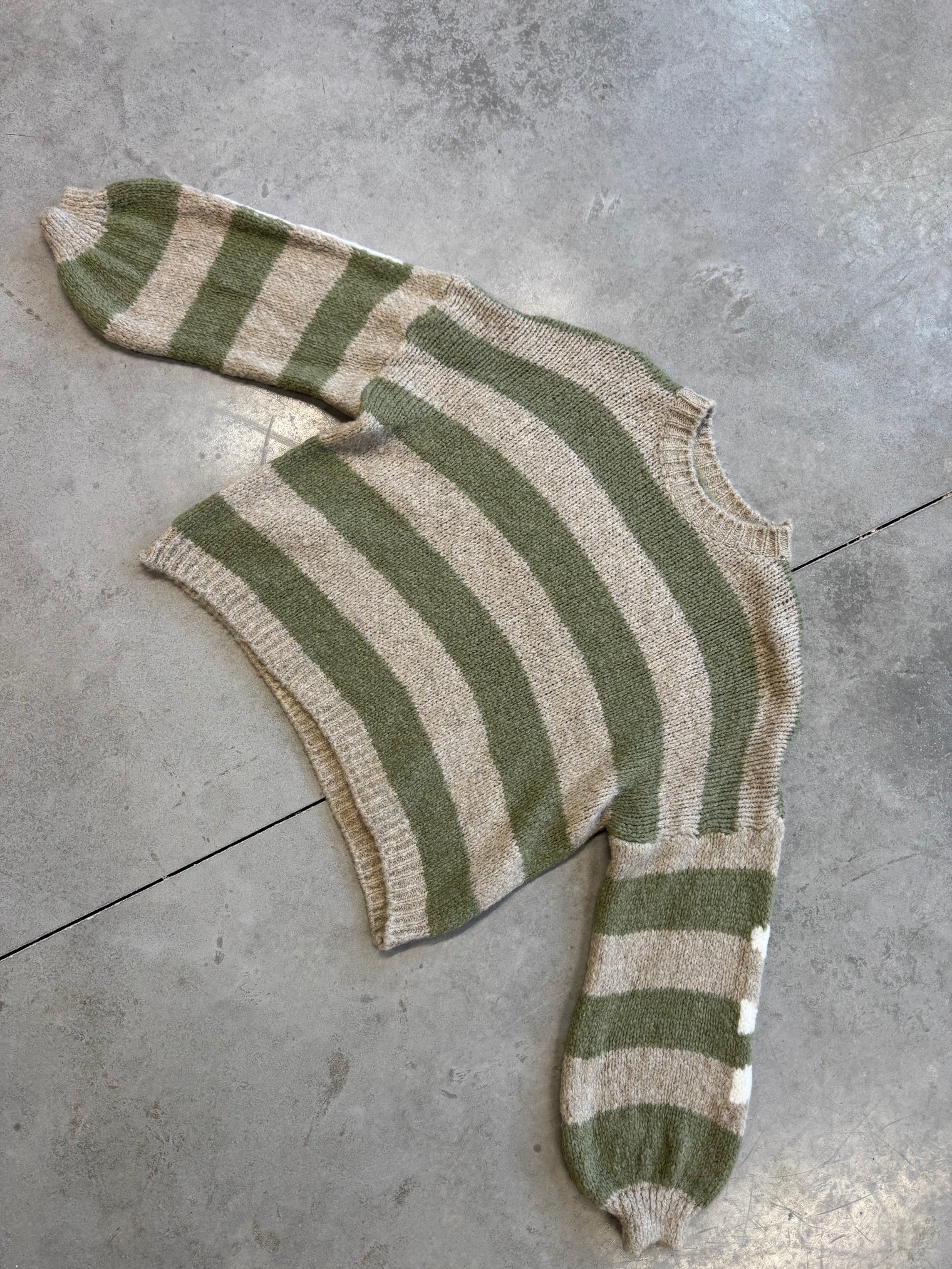 Kuschelweicher Strickpullover mit Rückenprint NAMASTE Gestreift Creme/Olive