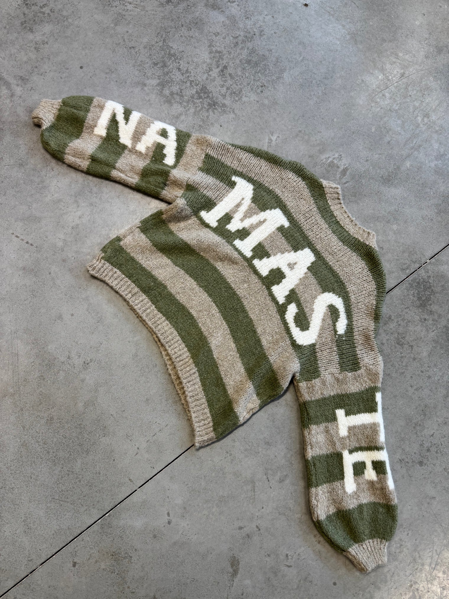 Kuschelweicher Strickpullover mit Rückenprint NAMASTE Gestreift Creme/Olive