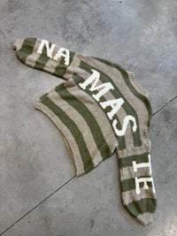 Kuschelweicher Strickpullover mit Rückenprint NAMASTE Gestreift Creme/Olive
