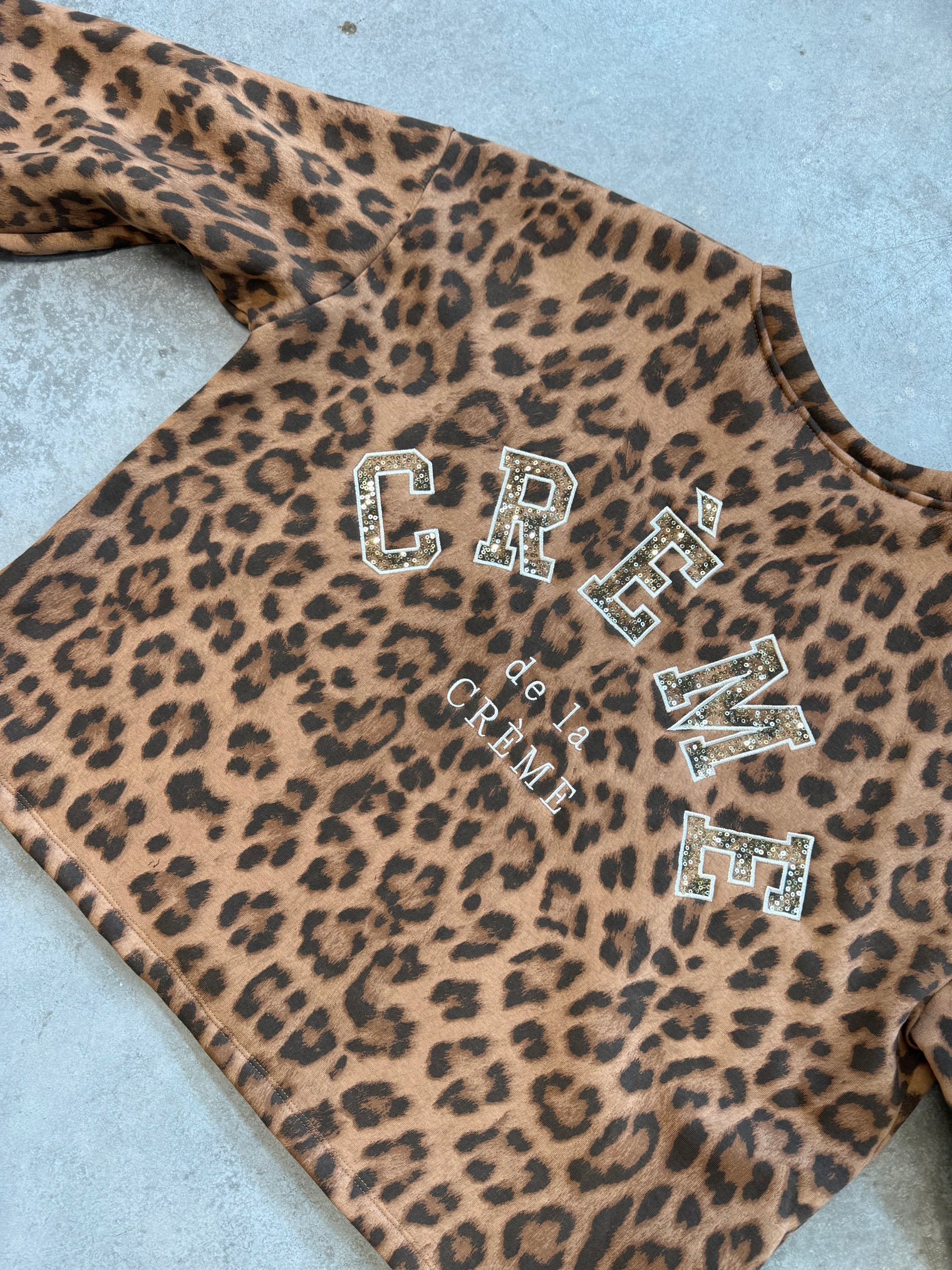 Sweater mit Rückenstickerei CREME DE LA CREME LEO Caramel/Schwarz