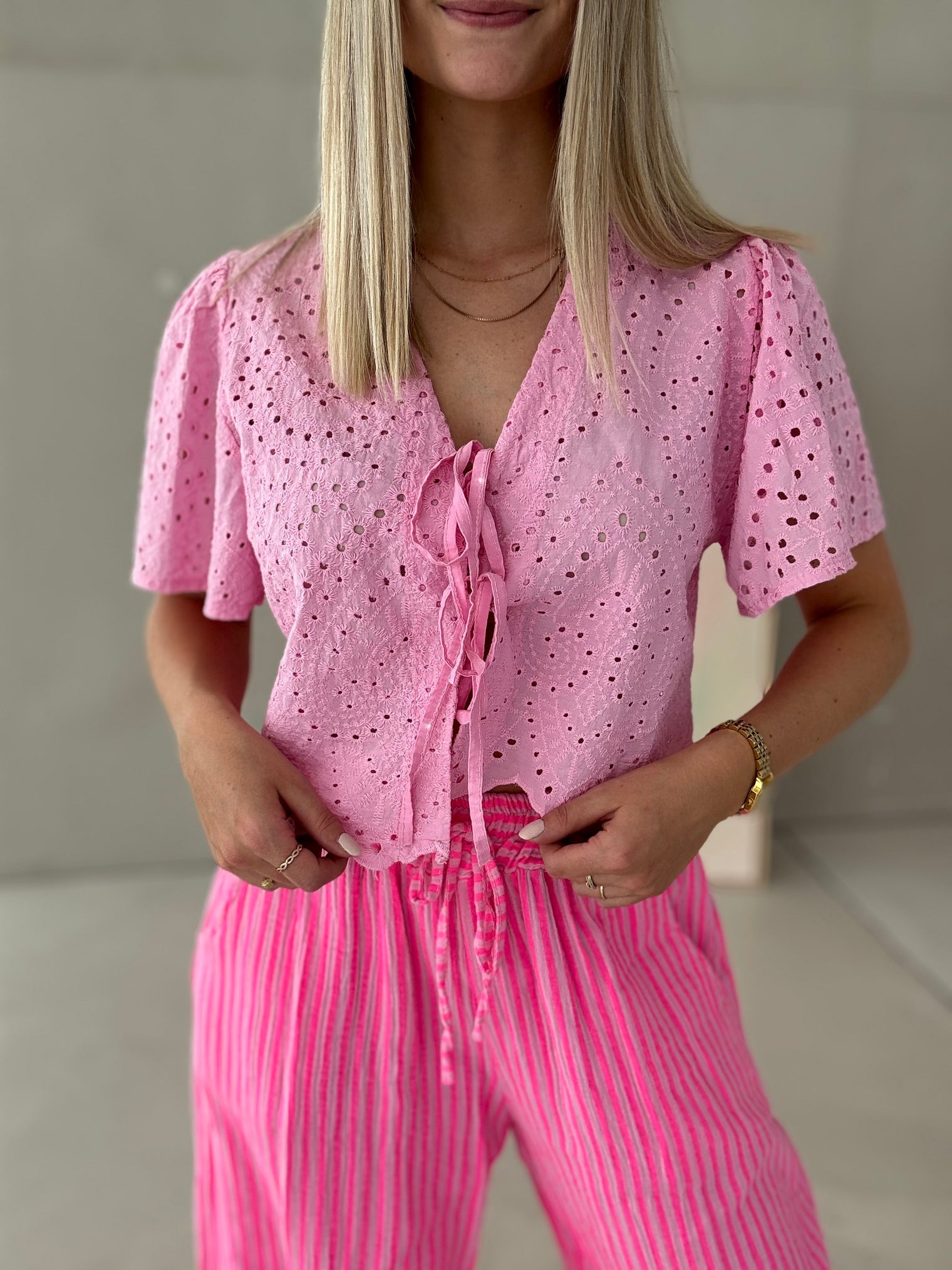 Bluse kurzarm HOT ROSA Lochspitze zum binden