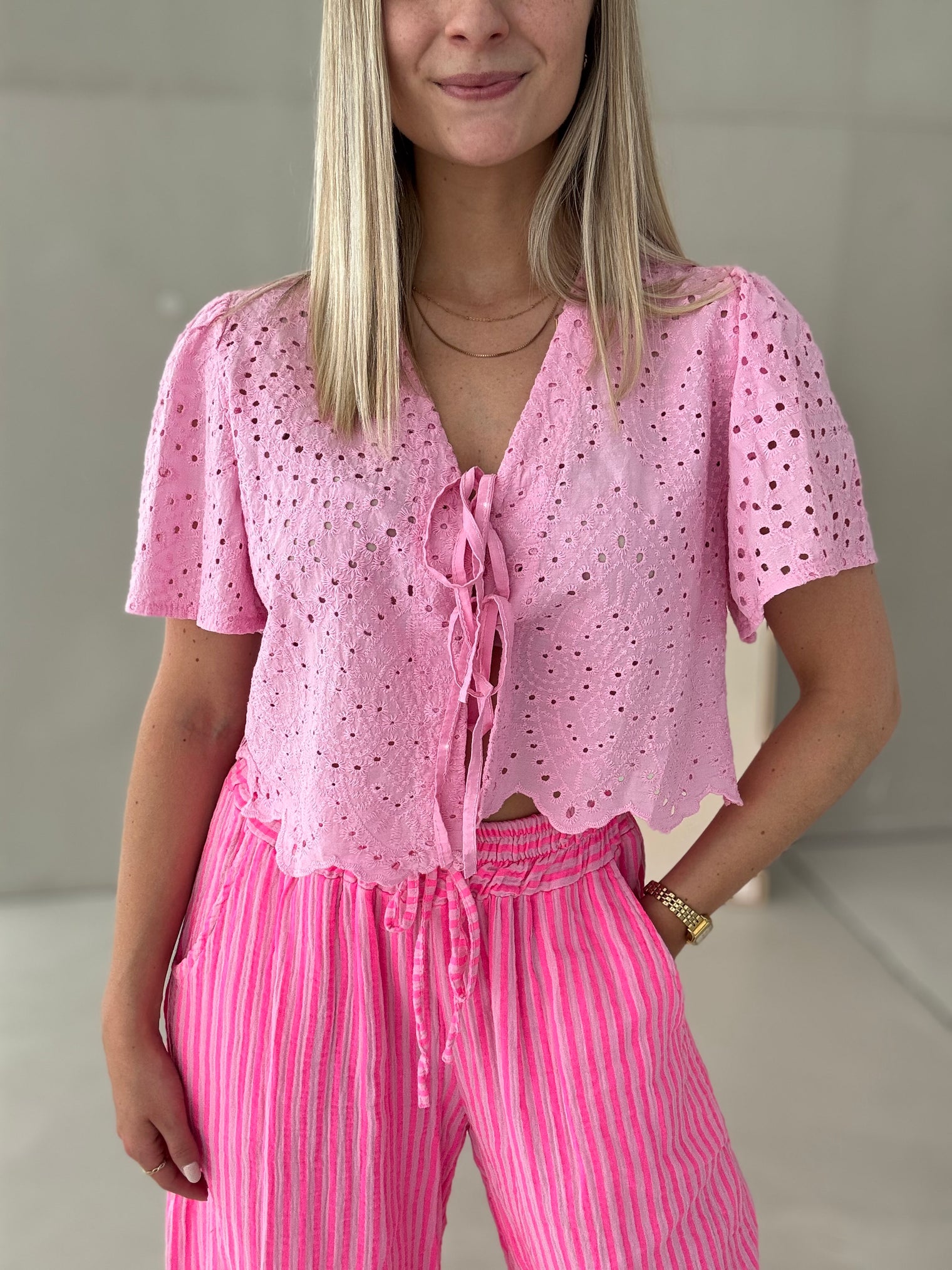 Bluse kurzarm HOT ROSA Lochspitze zum binden