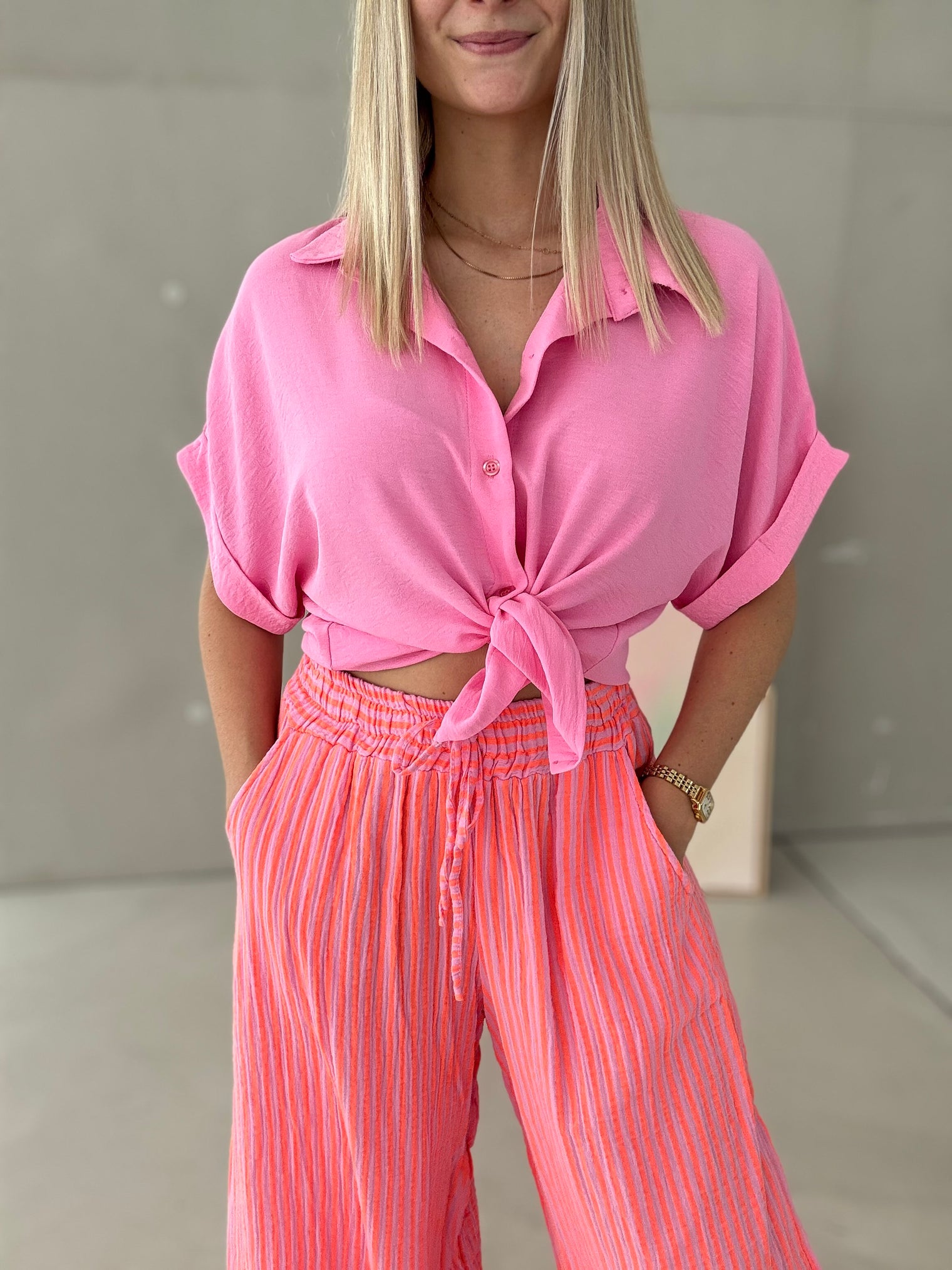 Bluse kurzarm HOT Rosa zum knoten