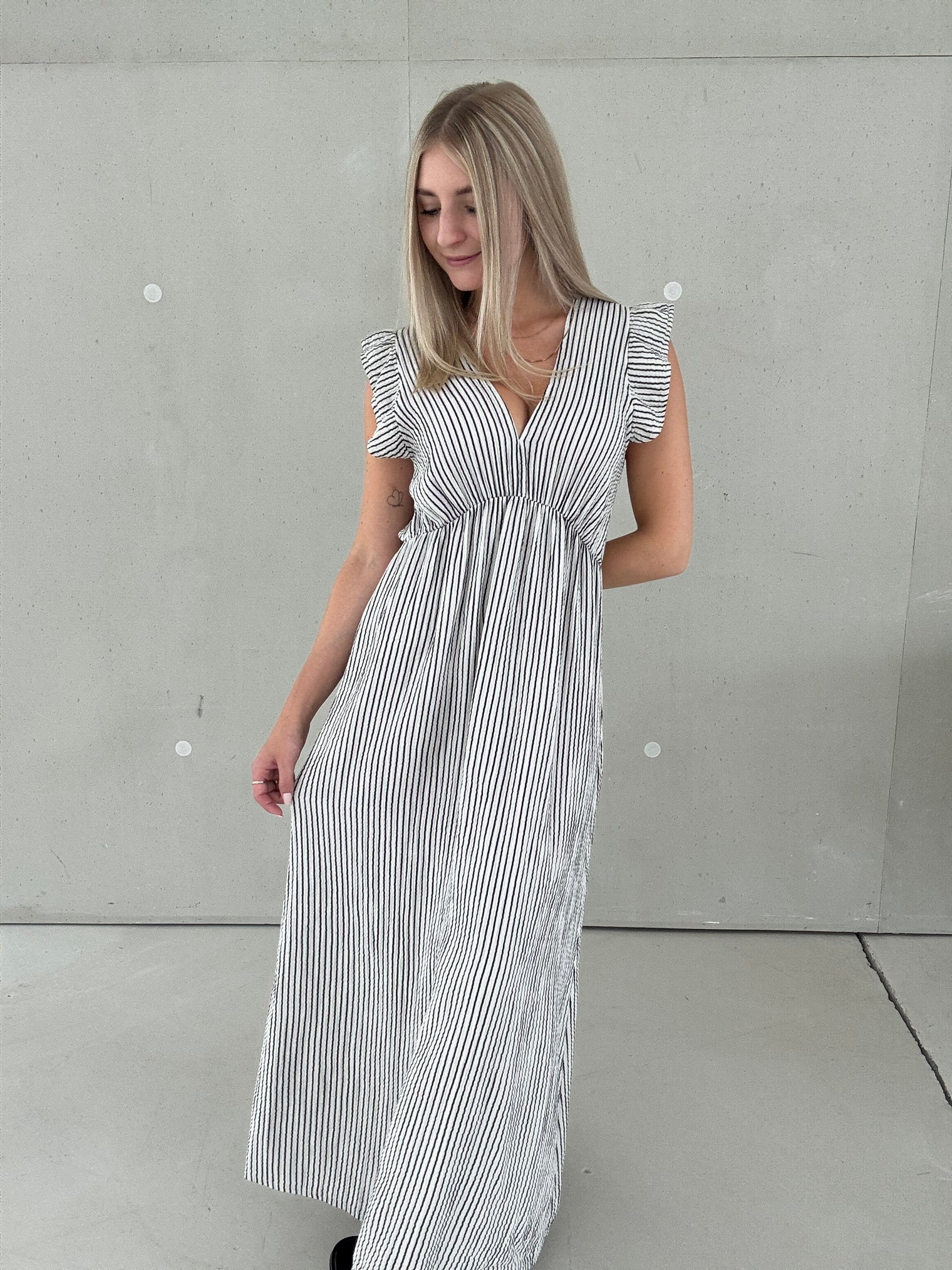 Musselin Kleid weiß ZARTE STREIFEN schwarz