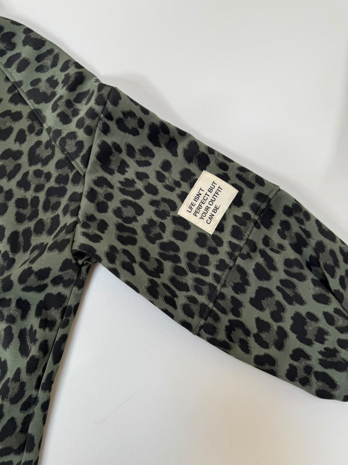 Butterstoff Sweater mit Patch am Ärmel grün LEO schwarz