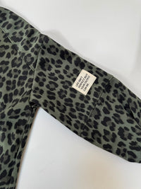 Butterstoff Sweater mit Patch am Ärmel grün LEO schwarz