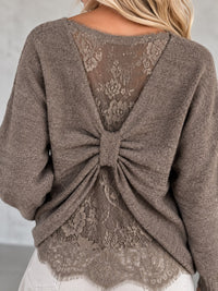 Romantischer Pullover mit Spitzen Rückenausschnitt taupe