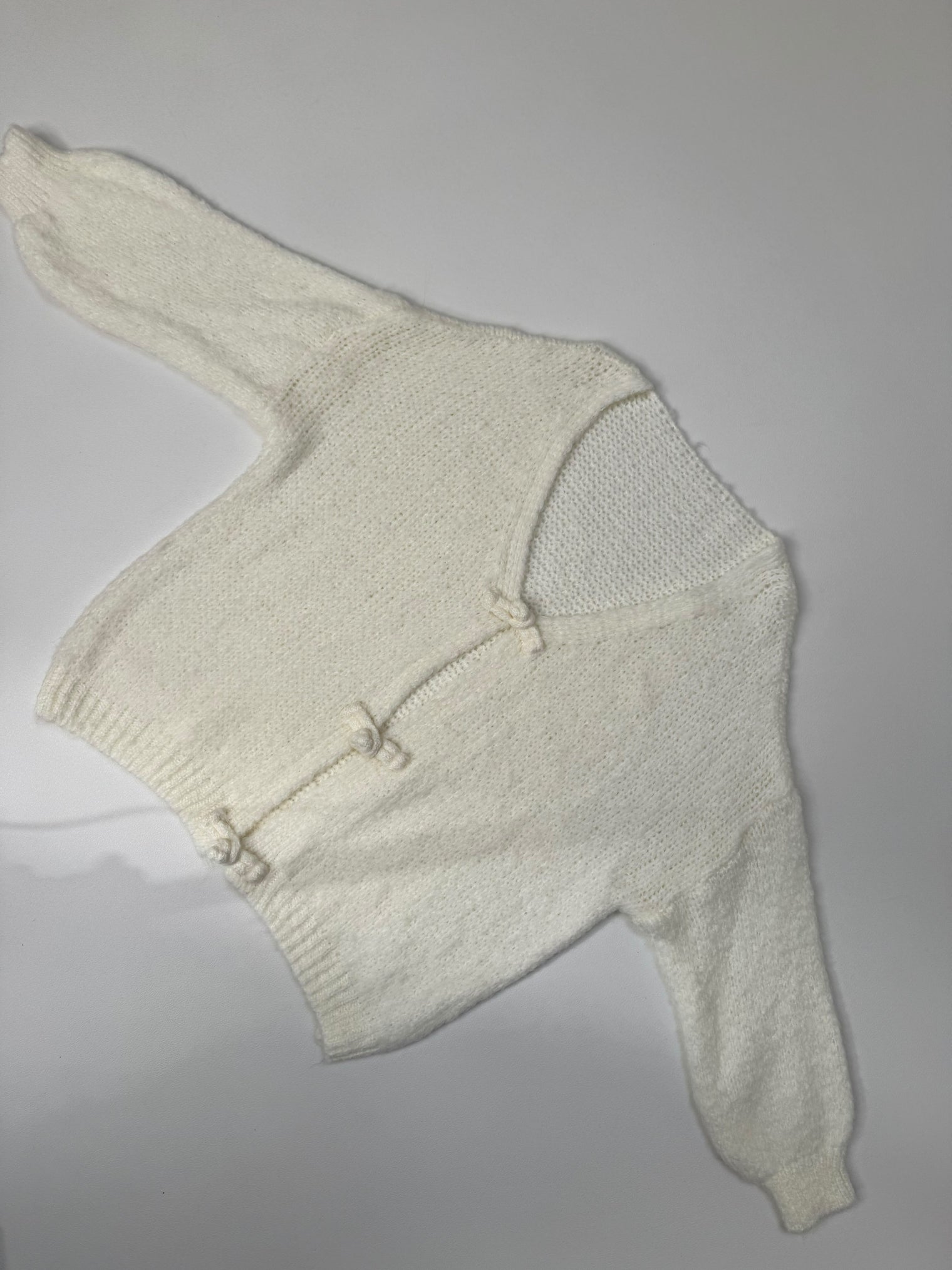 Kuschelweicher Strickpullover mit kleinen Schleifen vorne creme