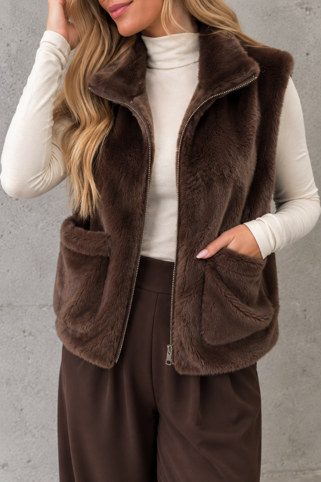 Luxuriöse Weste mit FAKE FUR cherrybraun