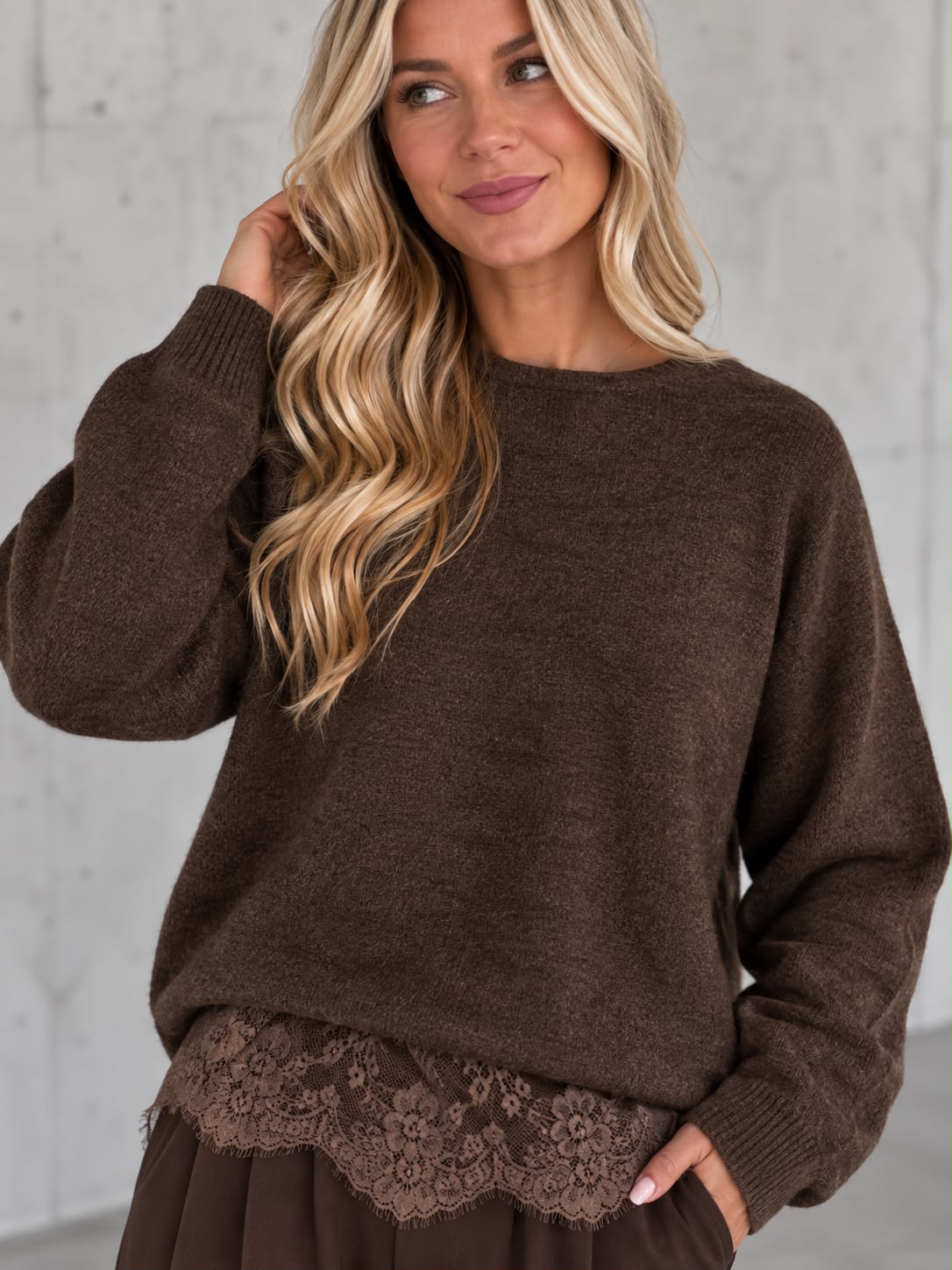 Romantischer Pullover mit Spitzen Rückenausschnitt chocolate