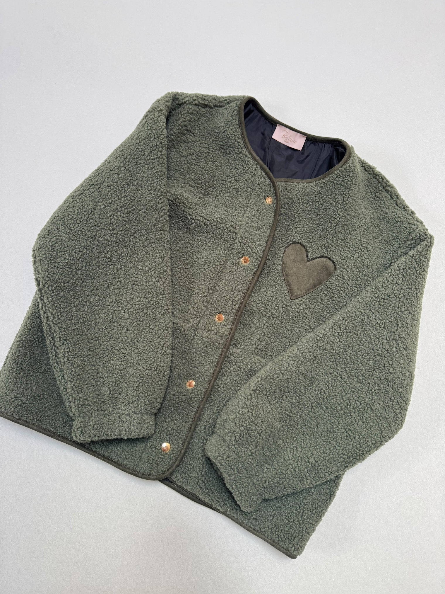 Teddy Jacke mit Druckknöpfen & großem Herz grün