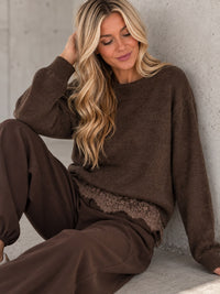 Romantischer Pullover mit Spitzen Rückenausschnitt chocolate