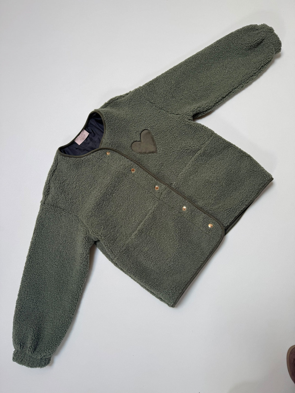 Teddy Jacke mit Druckknöpfen & großem Herz grün