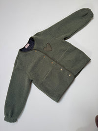 Teddy Jacke mit Druckknöpfen & großem Herz grün