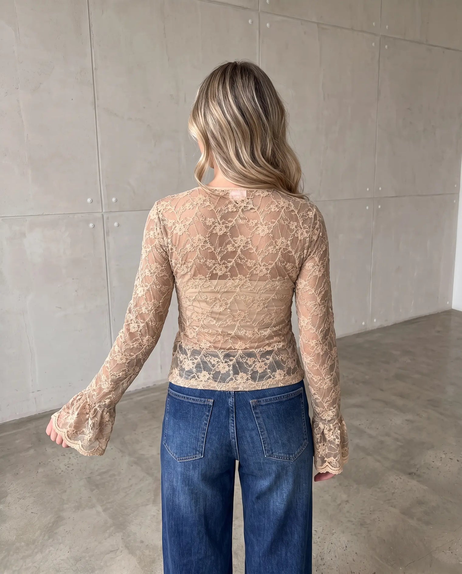 Longsleeve aus hochwertiger Spitze transparent hochgeschlossen mit Volantsärmeln beige