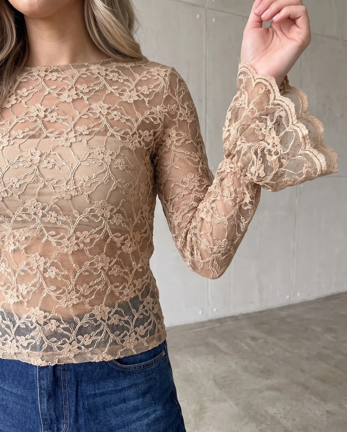 Longsleeve aus hochwertiger Spitze transparent hochgeschlossen mit Volantsärmeln beige