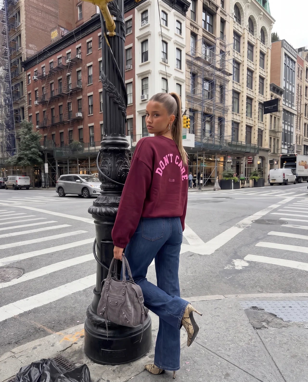 Sweater mit Rückenprint DONT CARE CLUB burgundy