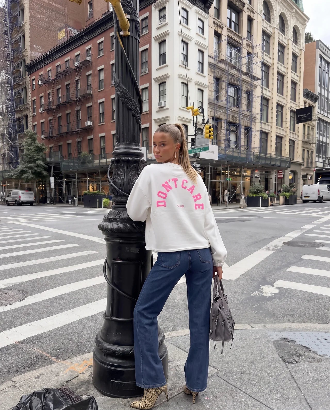 Sweater mit Rückenprint DONT CARE CLUB weiß