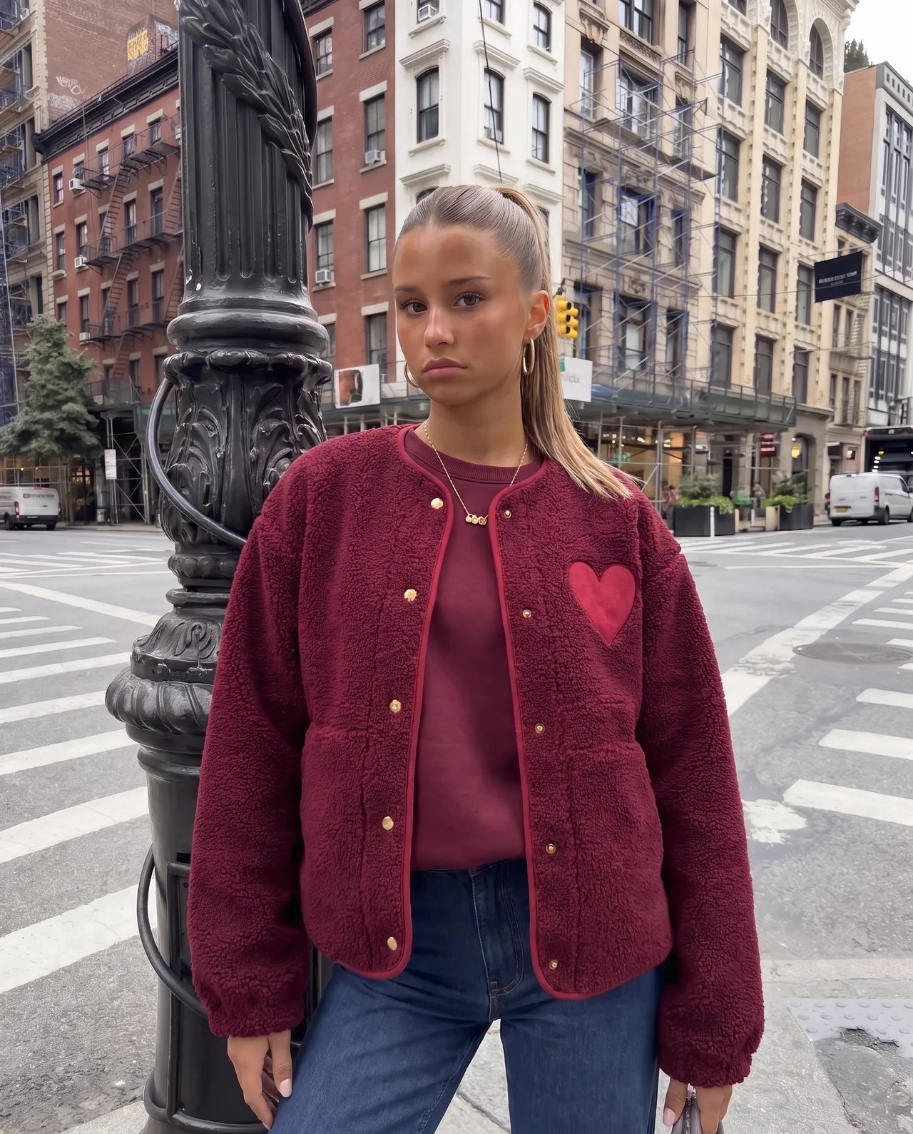 Teddy Jacke mit Druckknöpfen & großem Herz burgundy