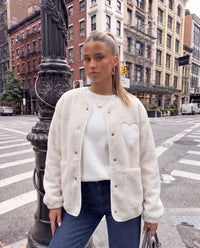Teddy Jacke mit Druckknöpfen & großem Herz cremeweiß