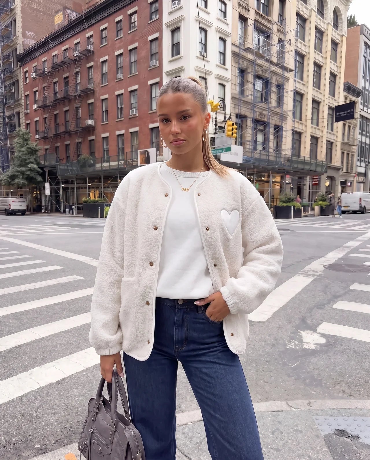 Teddy Jacke mit Druckknöpfen & großem Herz cremeweiß