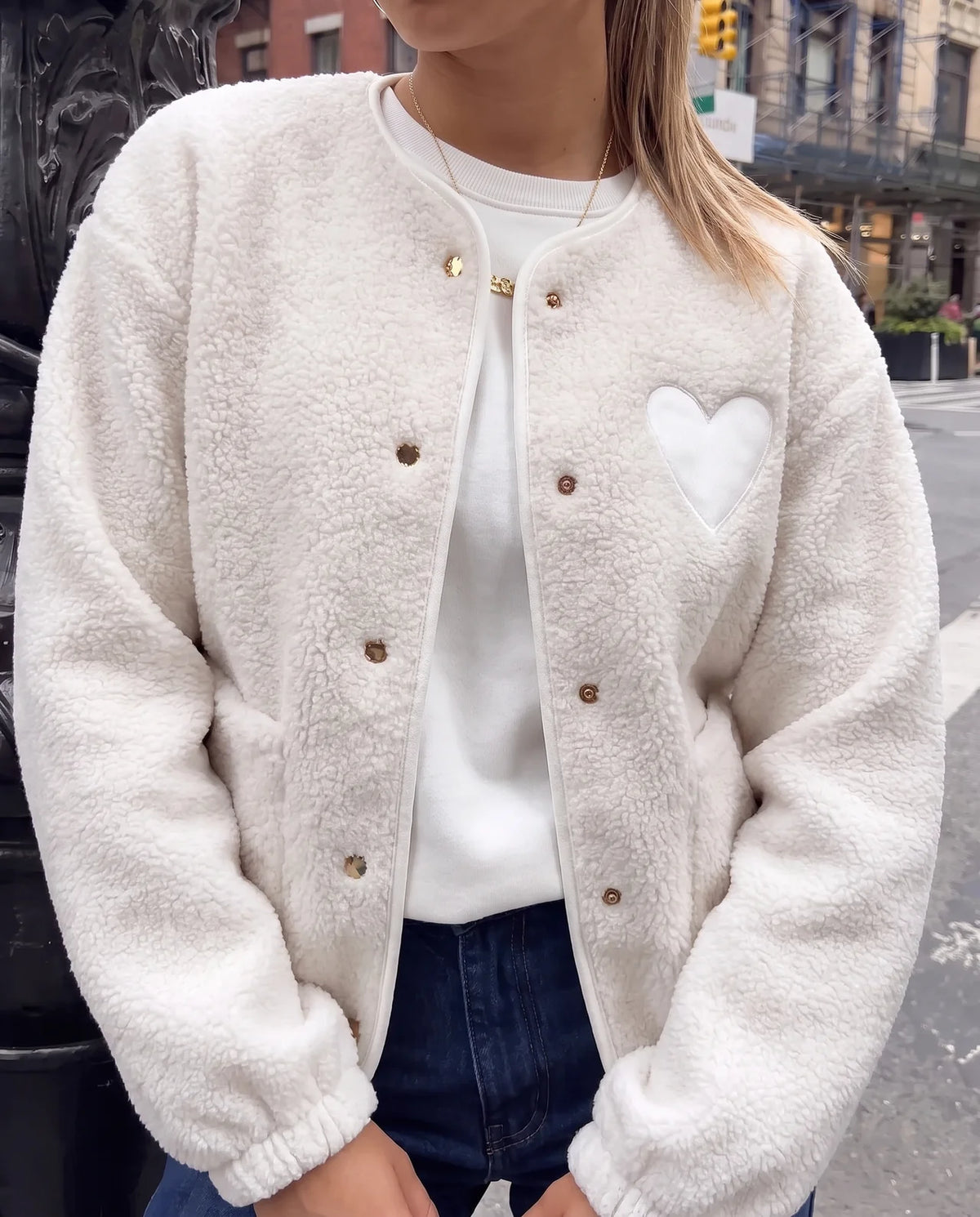 Teddy Jacke mit Druckknöpfen & großem Herz cremeweiß