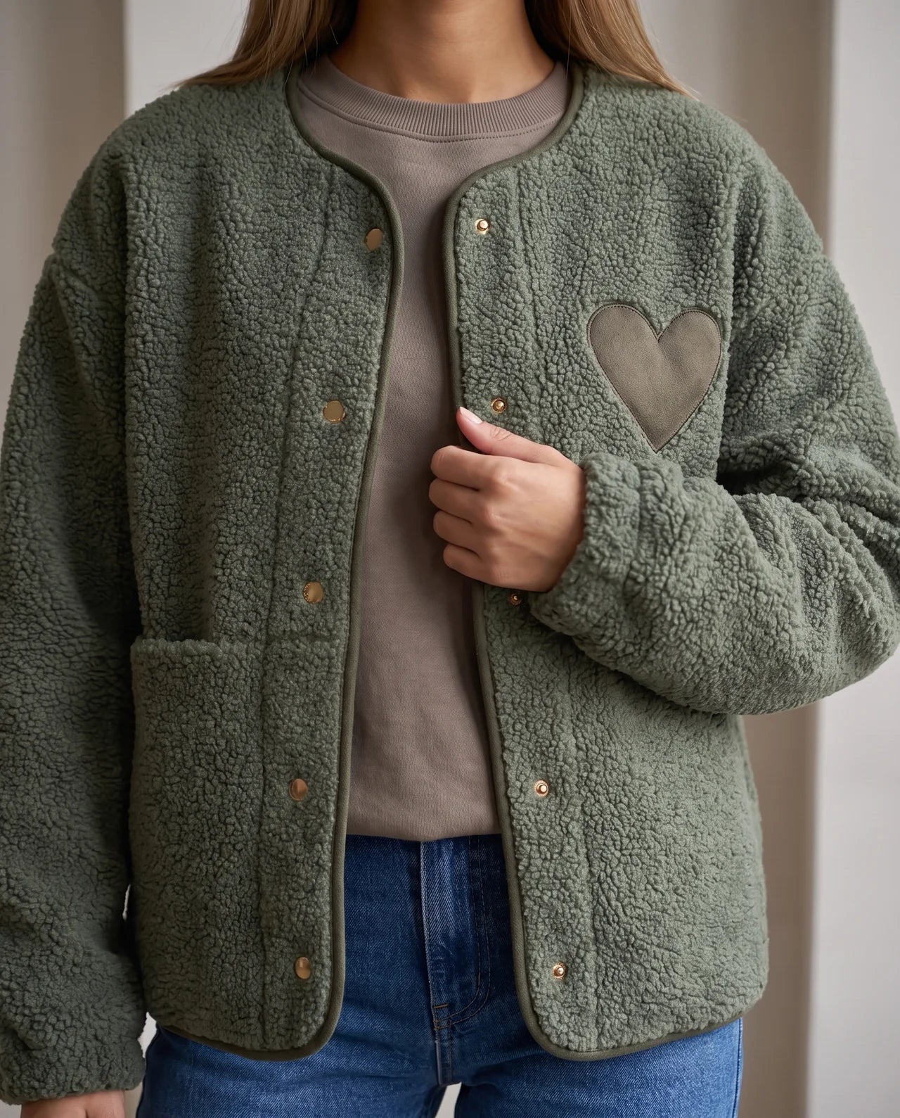 Teddy Jacke mit Druckknöpfen & großem Herz grün
