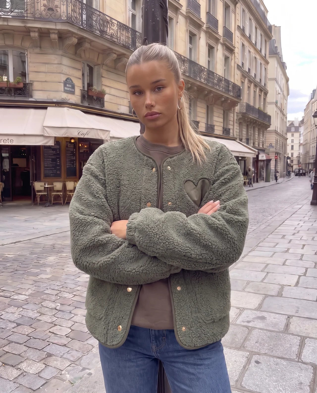 Teddy Jacke mit Druckknöpfen & großem Herz grün