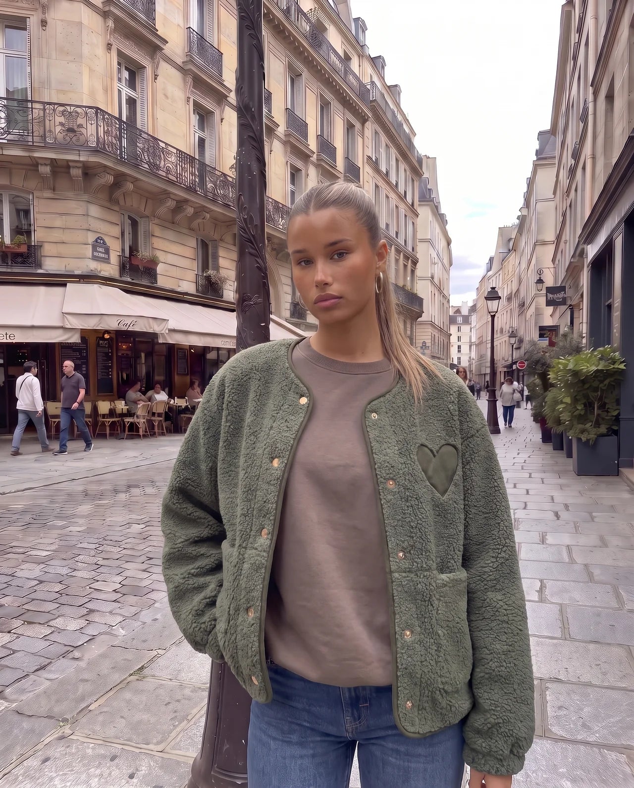 Teddy Jacke mit Druckknöpfen & großem Herz grün
