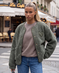 Teddy Jacke mit Druckknöpfen & großem Herz grün