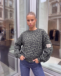 Butterstoff Sweater mit Patch am Ärmel grün LEO schwarz