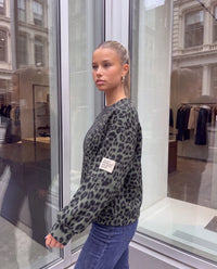 Butterstoff Sweater mit Patch am Ärmel grün LEO schwarz