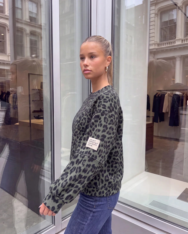 Butterstoff Sweater mit Patch am Ärmel grün LEO schwarz