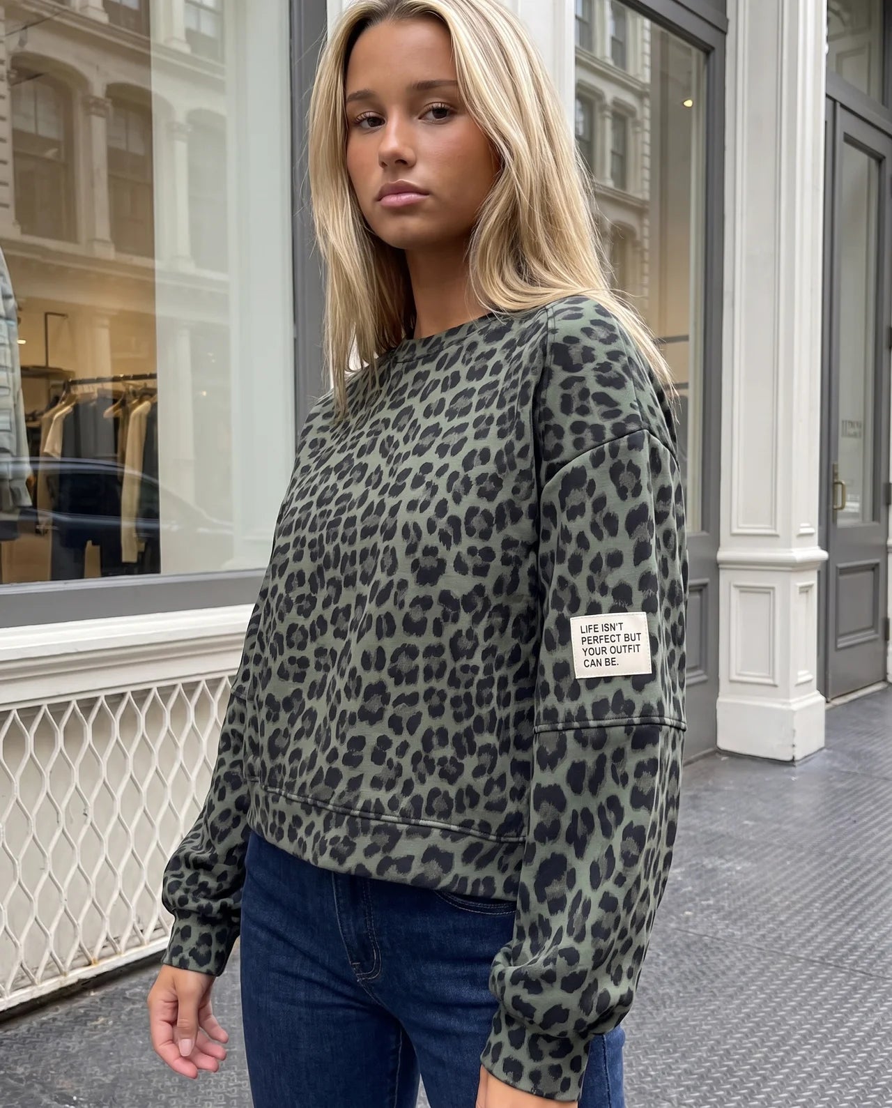 Butterstoff Sweater mit Patch am Ärmel grün LEO schwarz