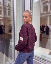 Butterstoff Sweater mit Patch am Ärmel rot LEO schwarz