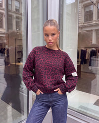Butterstoff Sweater mit Patch am Ärmel rot LEO schwarz