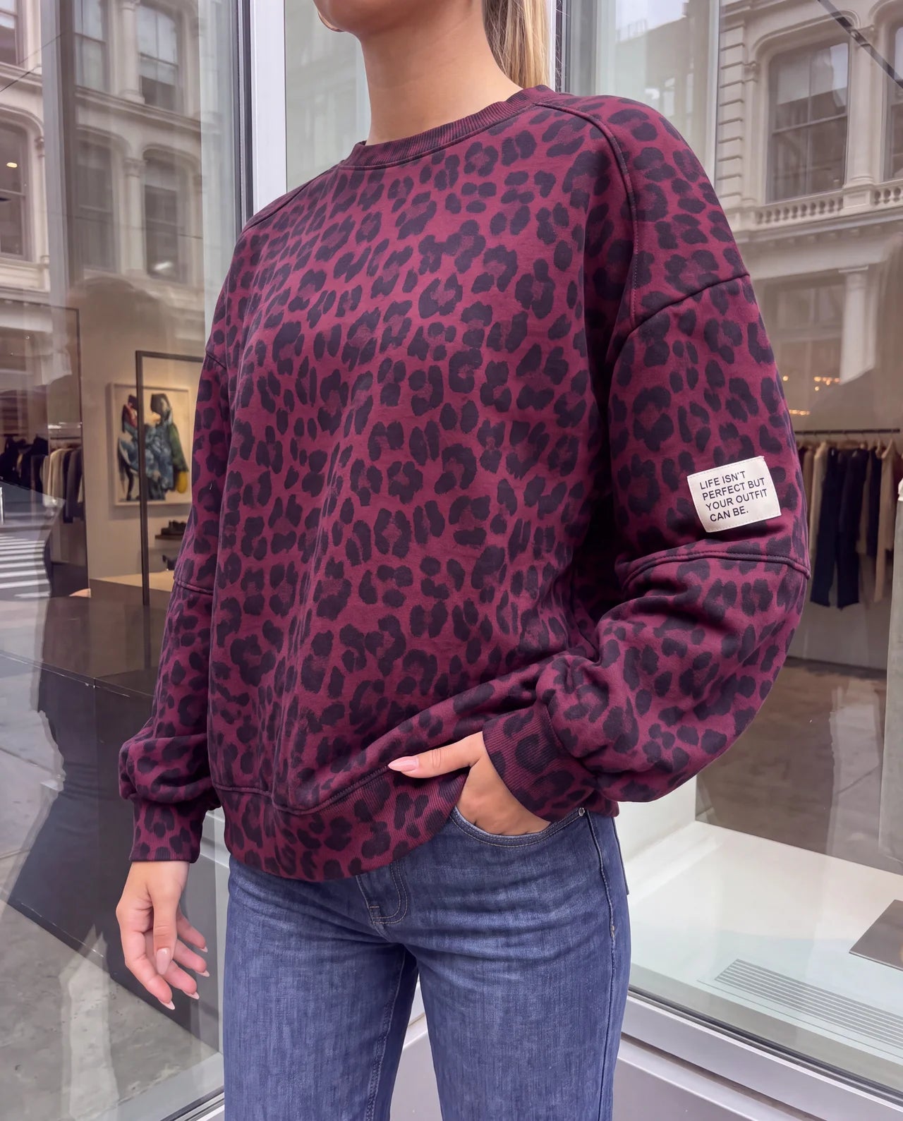 Butterstoff Sweater mit Patch am Ärmel rot LEO schwarz