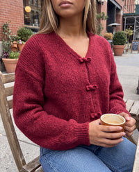 Kuschelweicher Strickpullover mit kleinen Schleifen vorne dark red