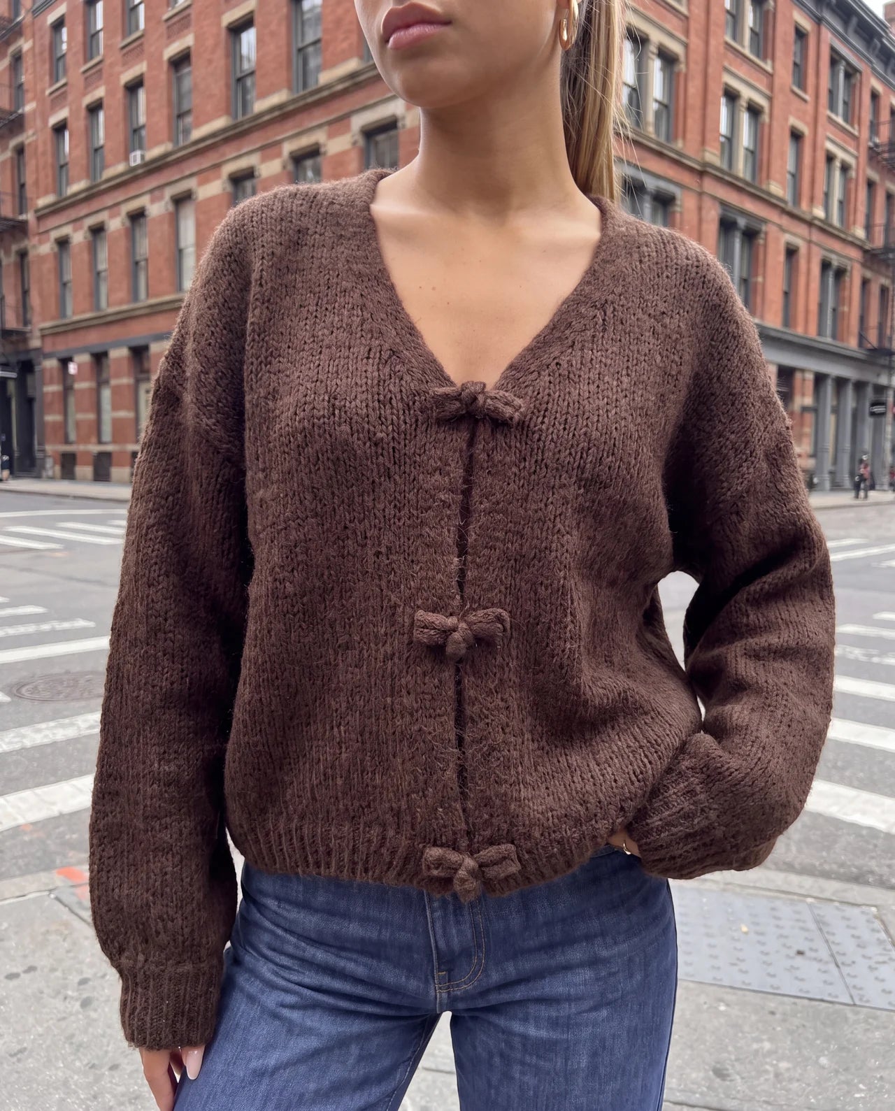 Kuschelweicher Strickpullover mit kleinen Schleifen vorne dark chocolate
