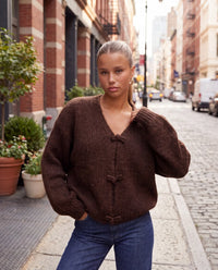 Kuschelweicher Strickpullover mit kleinen Schleifen vorne dark chocolate