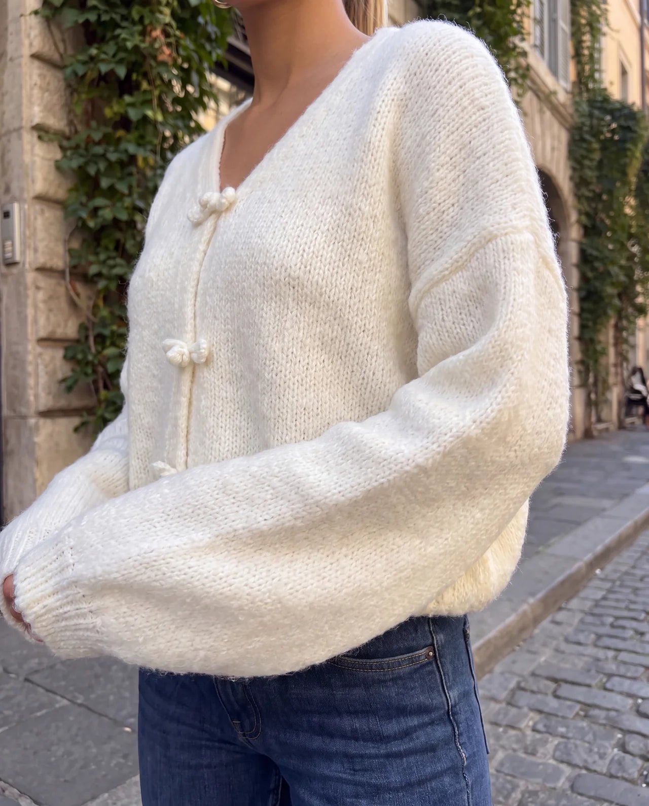 Kuschelweicher Strickpullover mit kleinen Schleifen vorne creme