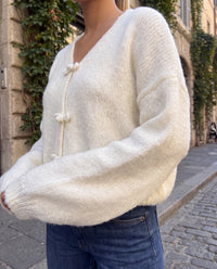 Kuschelweicher Strickpullover mit kleinen Schleifen vorne creme