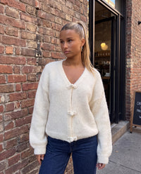 Kuschelweicher Strickpullover mit kleinen Schleifen vorne creme
